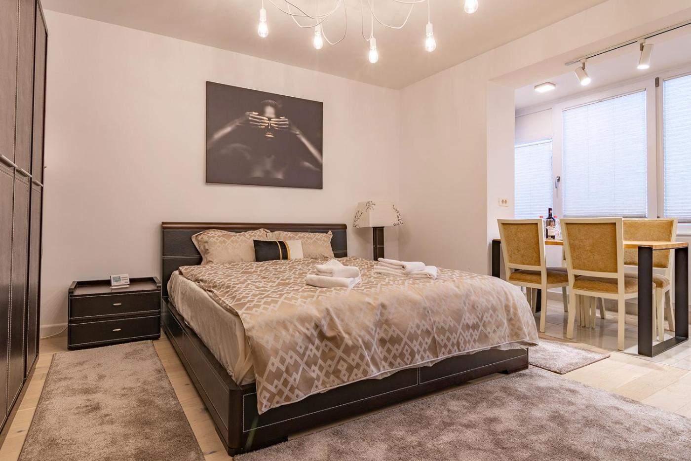 Modern Studio Steps from AFI Mall Perfect for Couples by MM Host view 4
