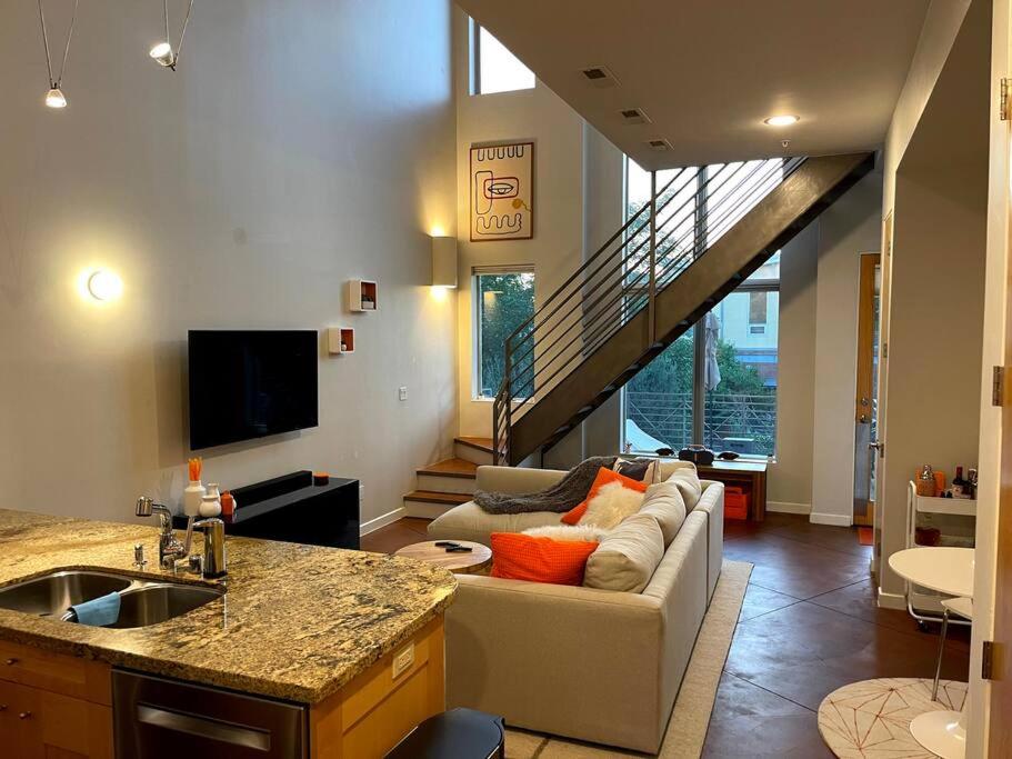 Beautiful Pearl Street Condo--30 day minimum stay view 4