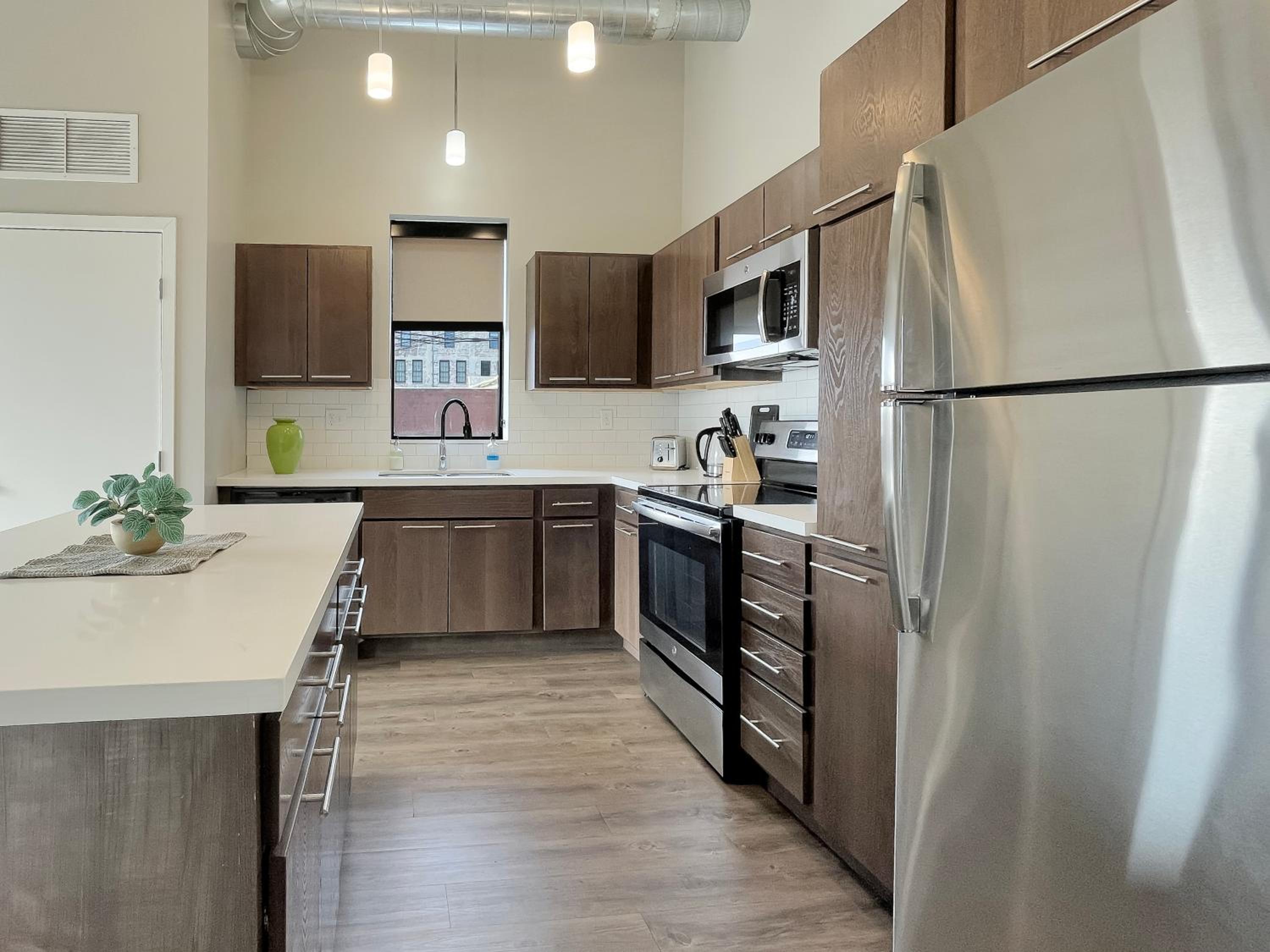 2BR 2 BA Apt Downtown wHot Tub & Amenities!