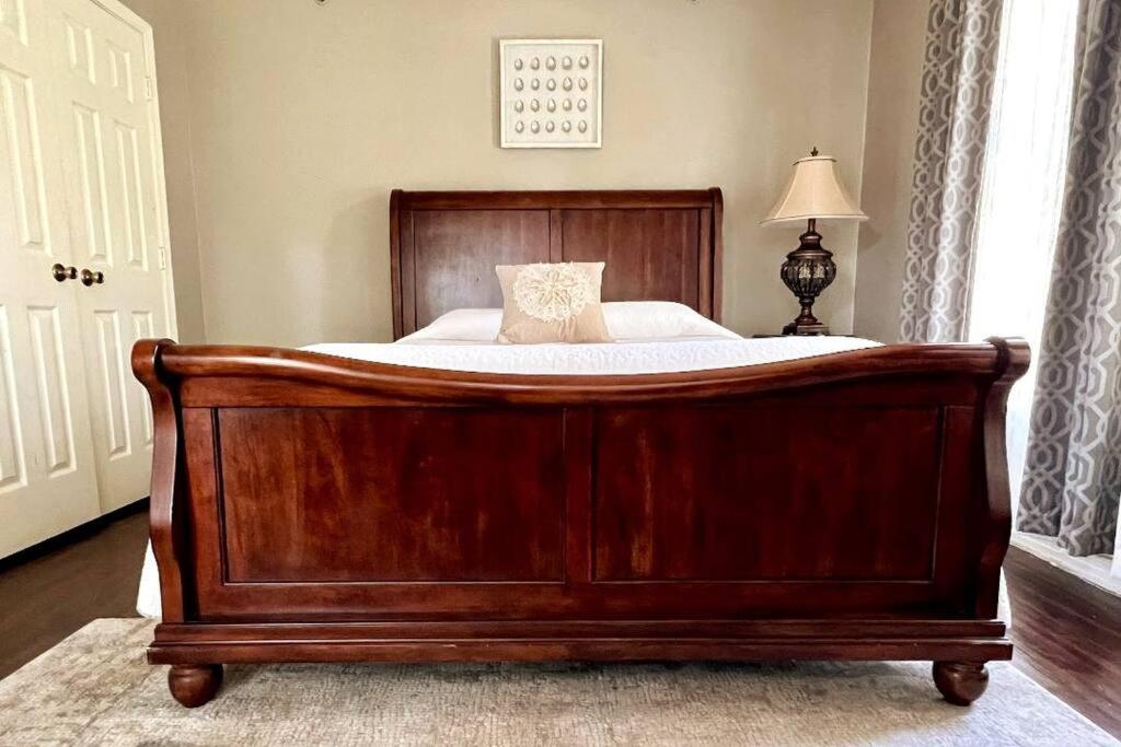 Spacious 5 Bedroom Home Near Downtown with Free Parking WiFi and Deck view 2
