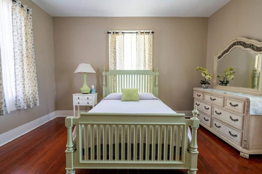 Spacious 5 Bedroom Home Near Downtown with Free Parking WiFi and Deck view 3