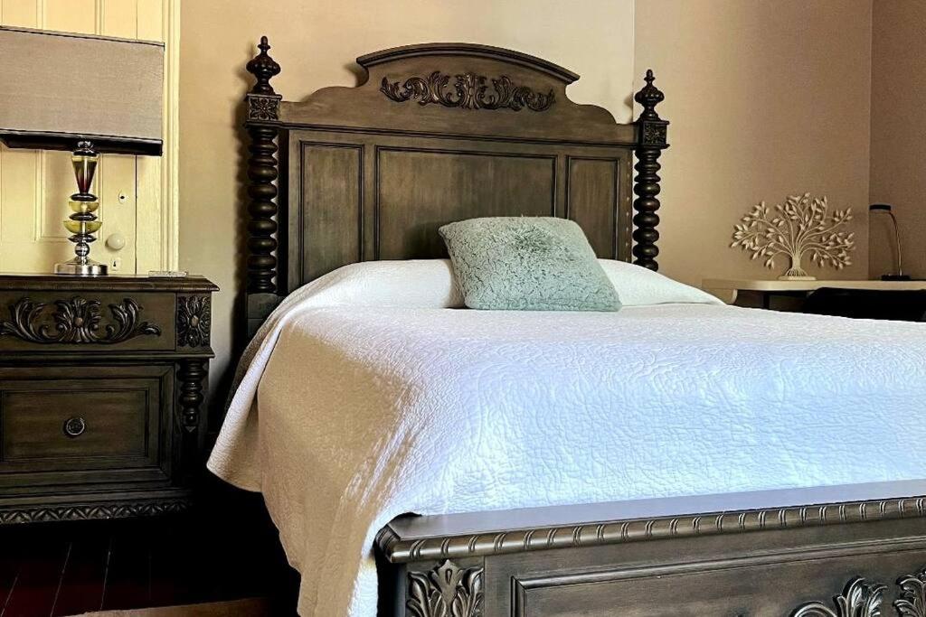 Spacious 5 Bedroom Home Near Downtown with Free Parking WiFi and Deck view 5
