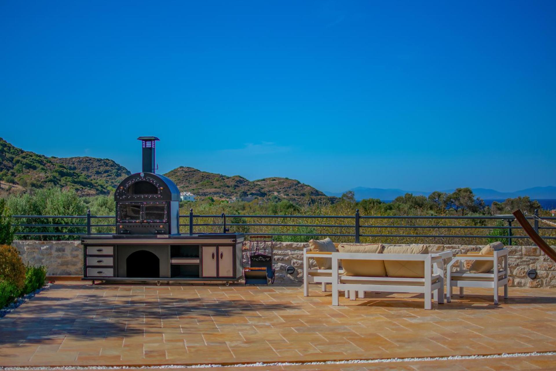 Villa Neveda mit Tennis und Basketballplatz view 3