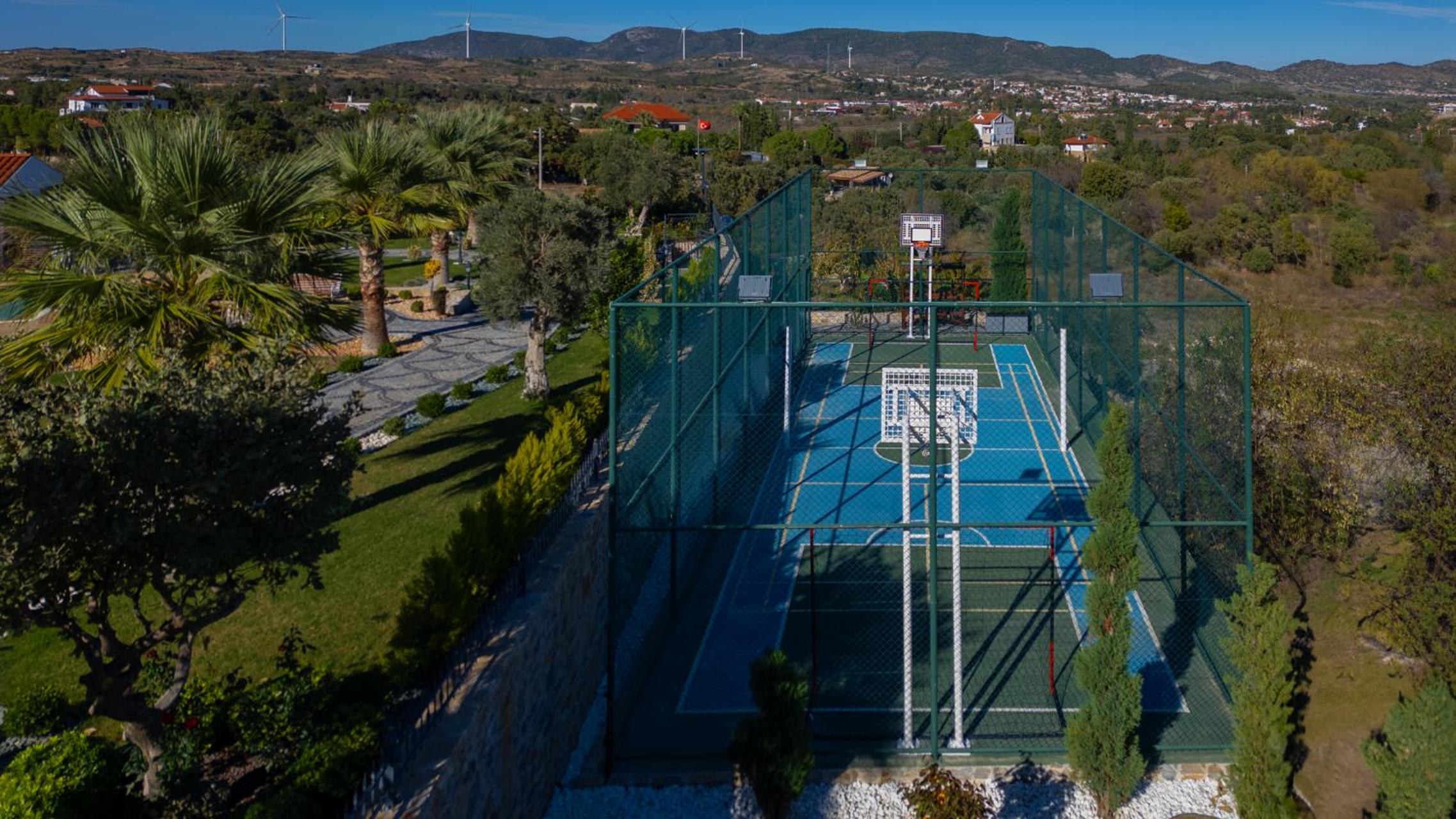 Villa Pamira mit Basketballplatz view 3