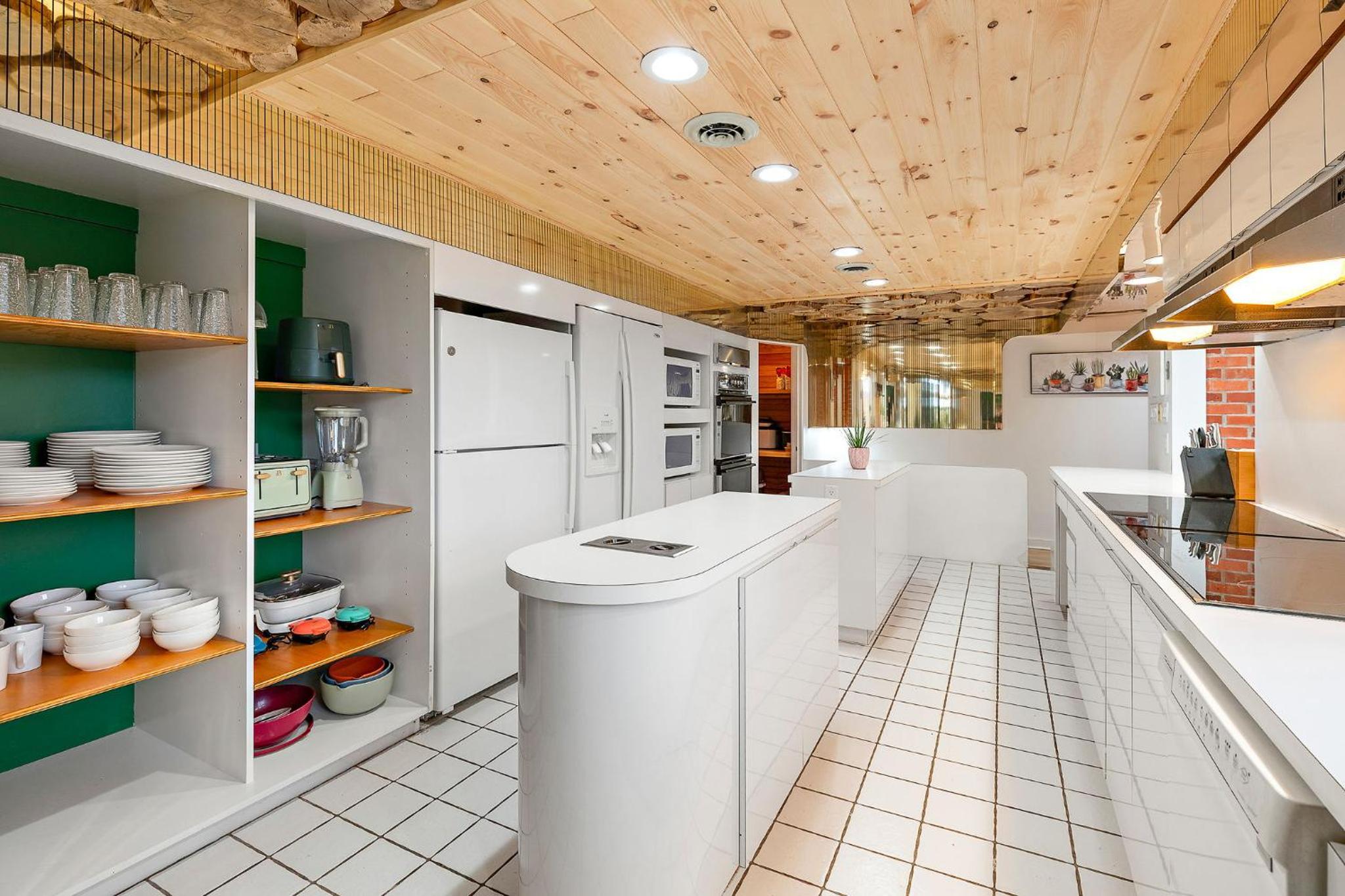 18 bd w Indoor Pool Hottub & Sauna - Mystery Room