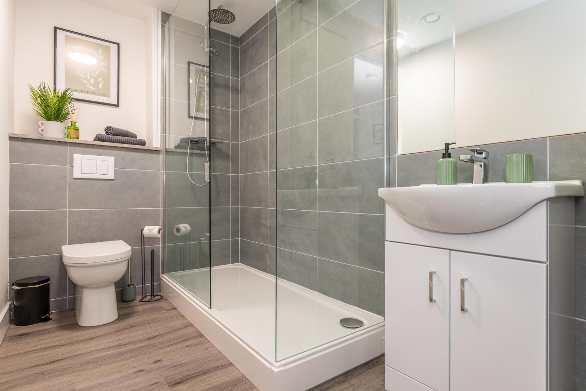 Modern Apartment, Free Parking & Monthly Savings view 4