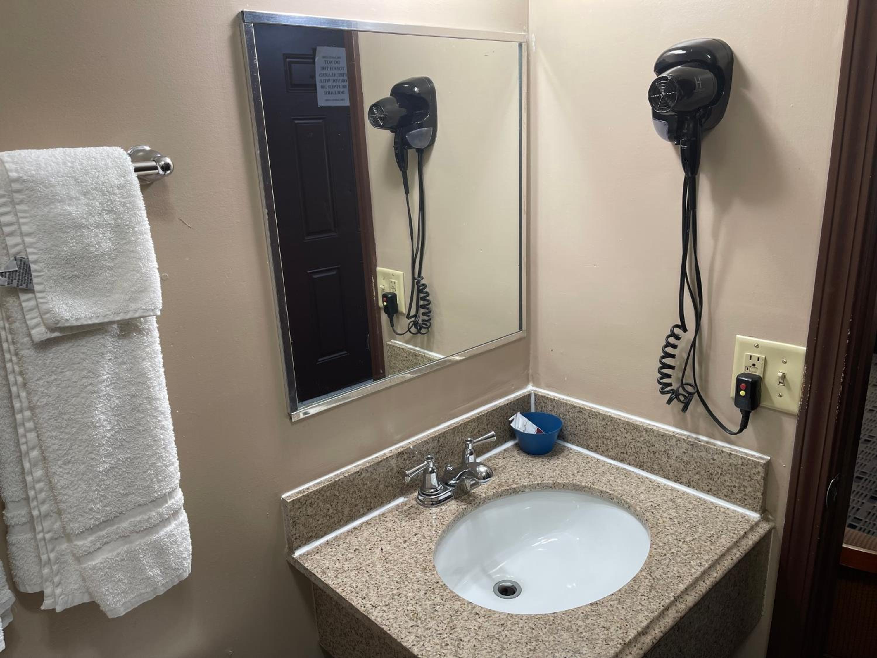 Economy Inn & Suites