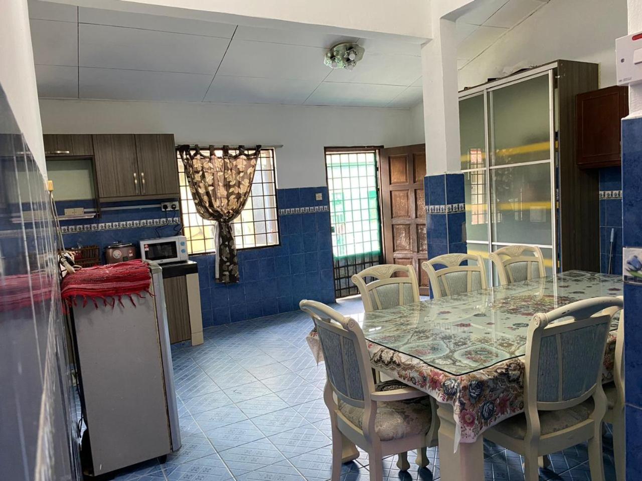 Nilai Bronizam Homestay photo 6