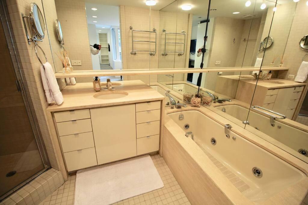 Private Townhome near UN