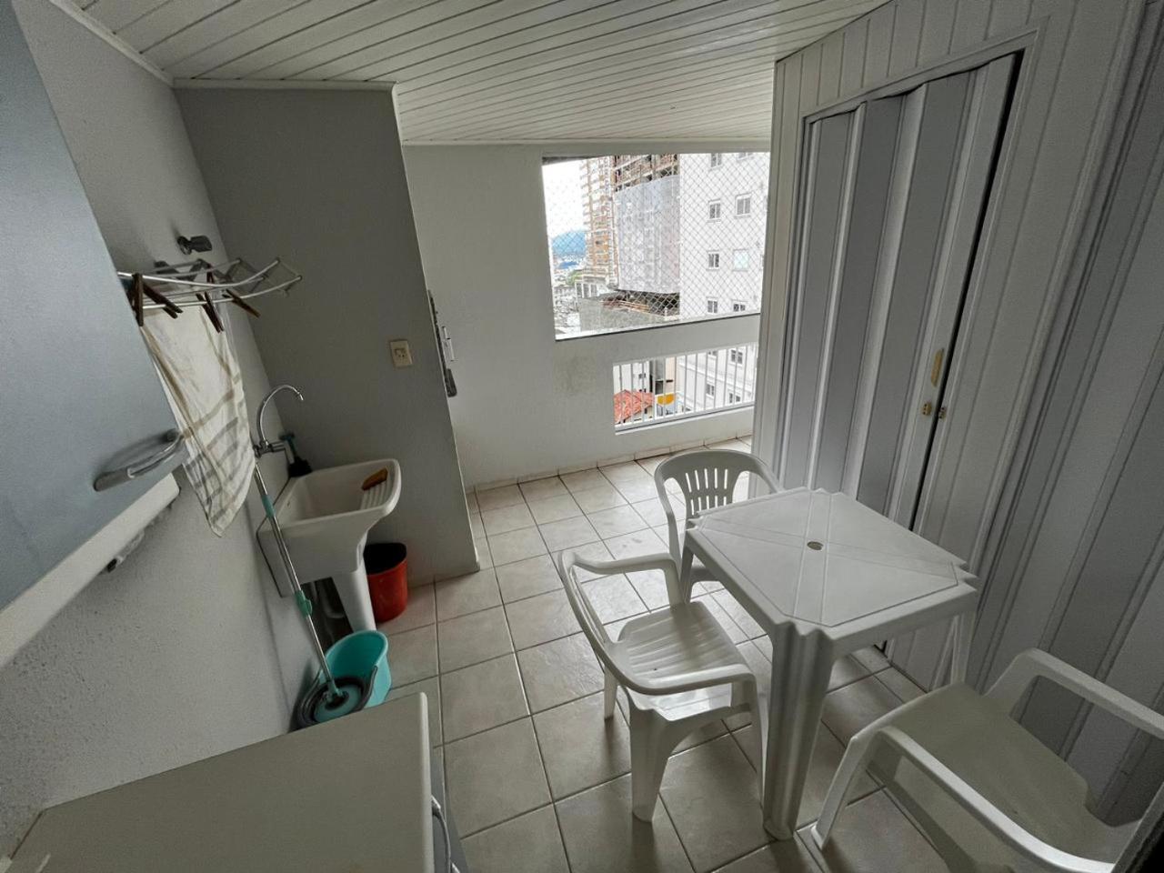 Ótimo apartamento de 2 quartos 2 bwcs em itapema meia praia - Aluguel de Temporada