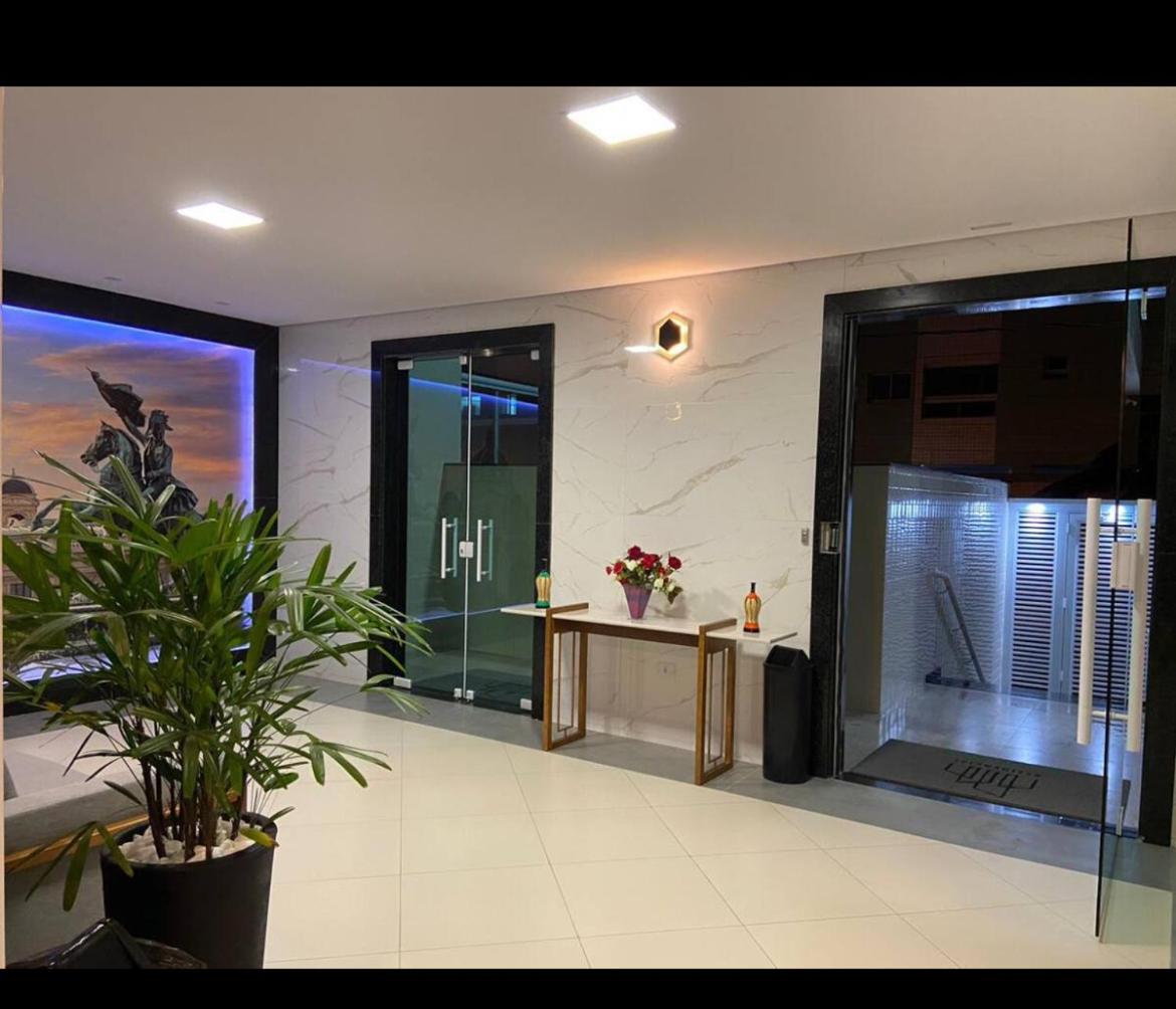 APTO BEIRA MAR - ACONCHEGANTE _ VARANDA GOURMET - WIFI - NETFLIX - TV A CABO - PRAIA GRANDE