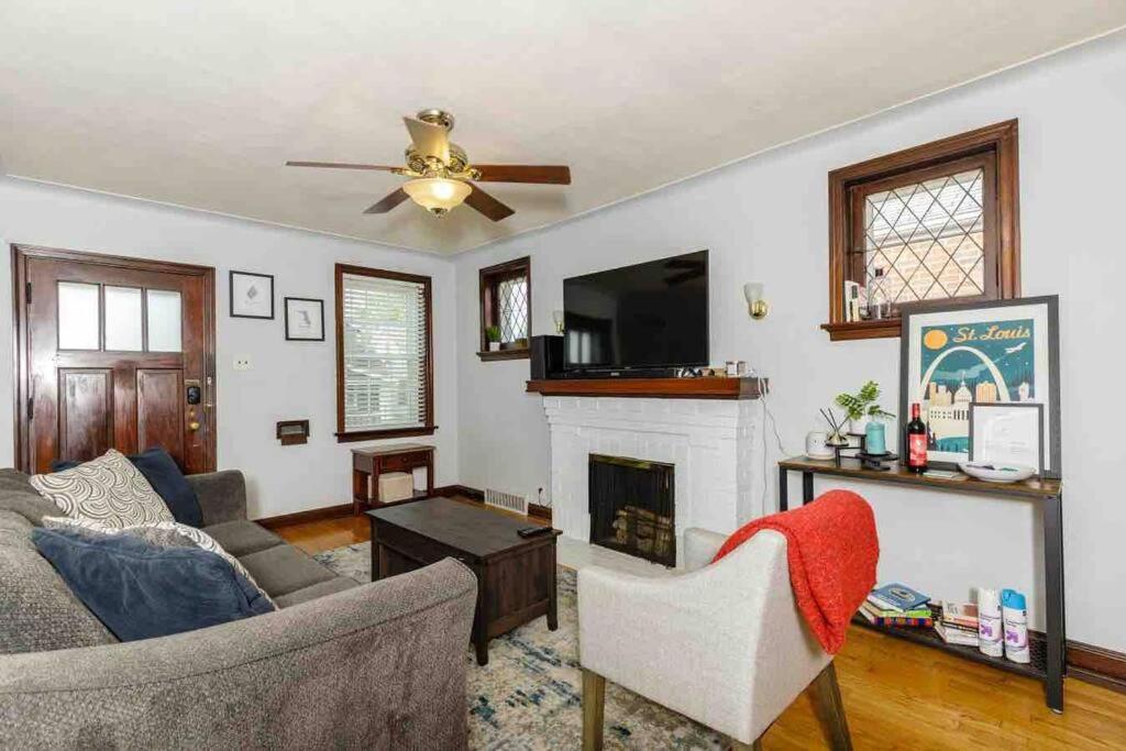 St Louis Vacations - Delightful gingerbread in charming Lindenwood Park - Property Image 1