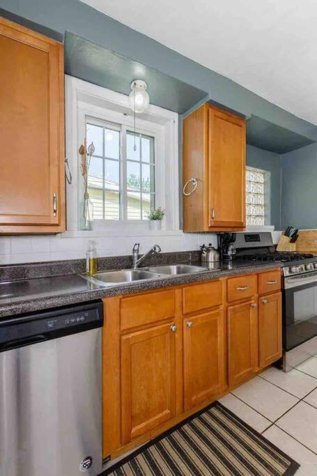 Delightful gingerbread in charming Lindenwood Park - Property Image 1