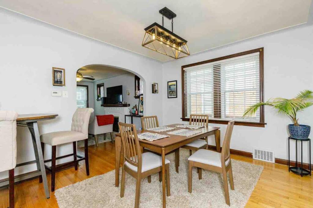 Delightful gingerbread in charming Lindenwood Park - Property Image 20