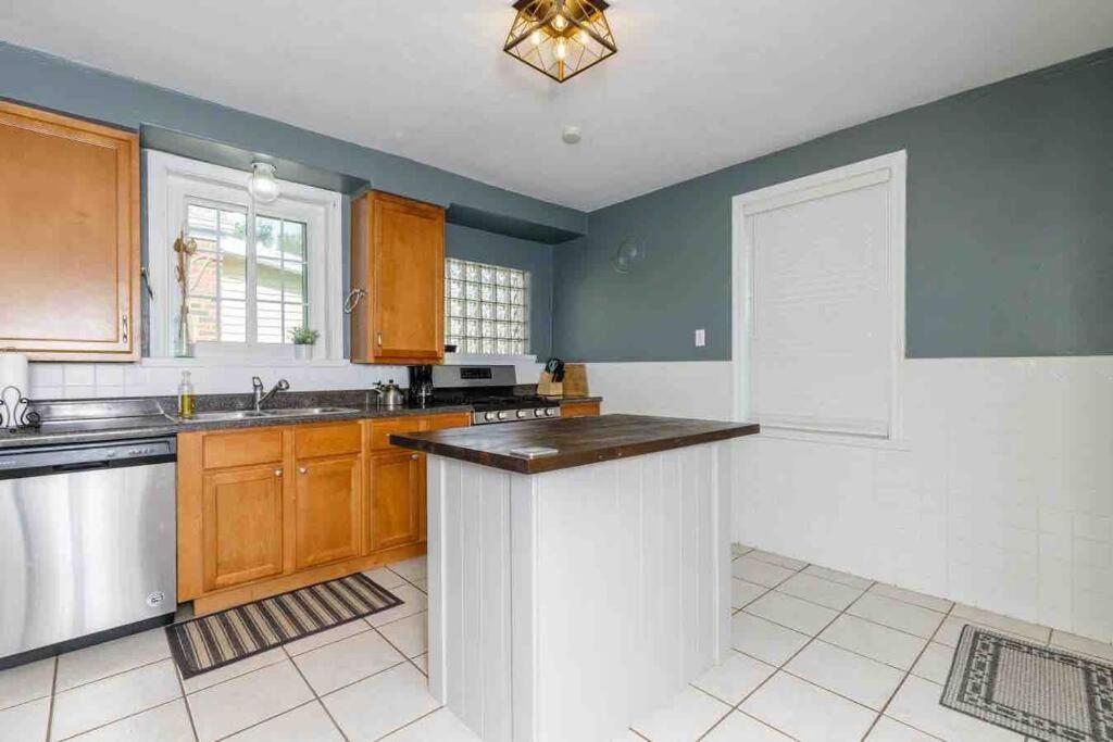 Delightful gingerbread in charming Lindenwood Park - Property Image 18