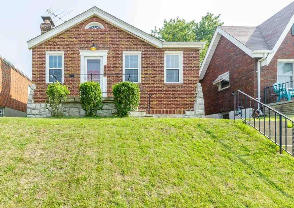 Delightful gingerbread in charming Lindenwood Park - Property Image 17