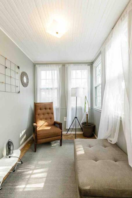 Delightful gingerbread in charming Lindenwood Park - Property Image 14