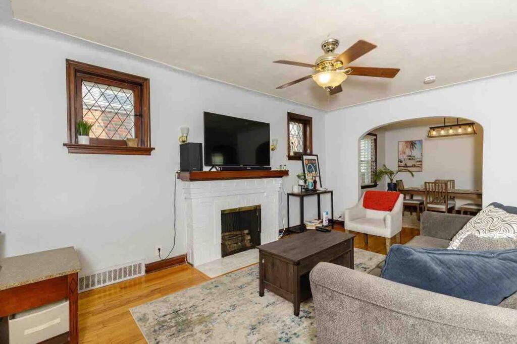 Delightful gingerbread in charming Lindenwood Park - Property Image 13