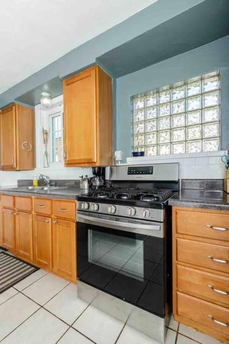 Delightful gingerbread in charming Lindenwood Park - Property Image 2