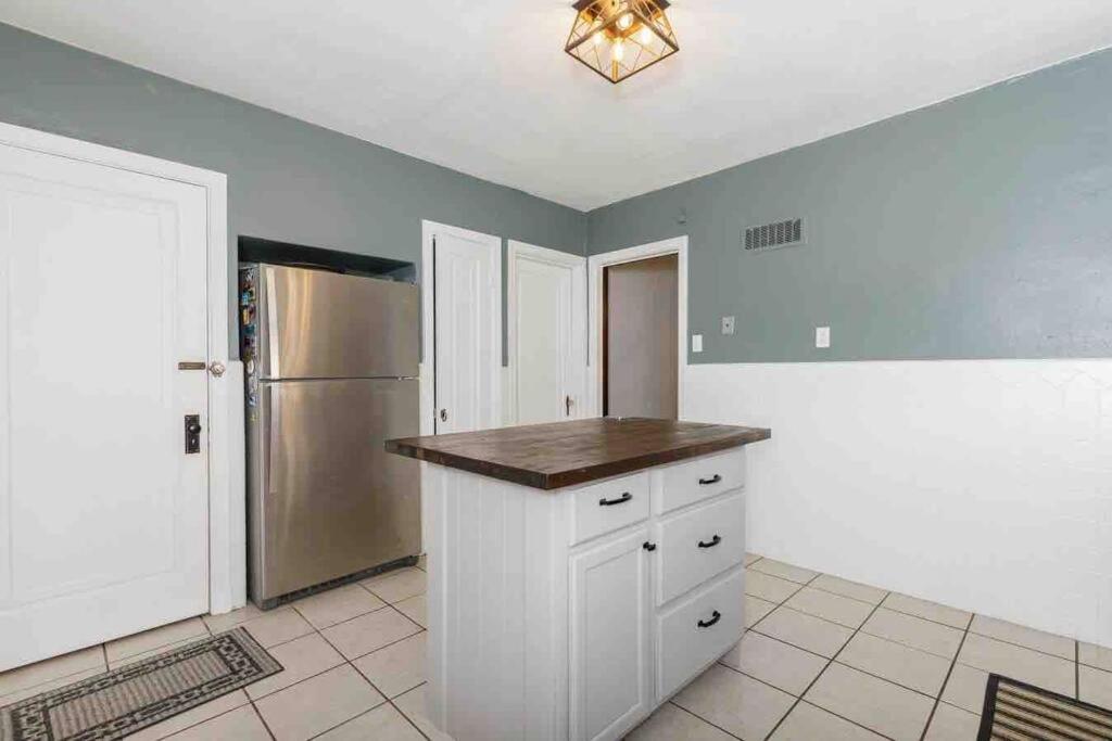 Delightful gingerbread in charming Lindenwood Park - Property Image 11