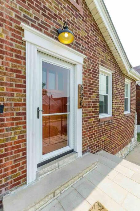 Delightful gingerbread in charming Lindenwood Park - Property Image 10