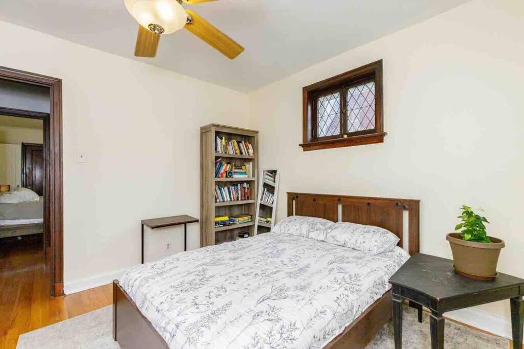 Delightful gingerbread in charming Lindenwood Park - Property Image 9