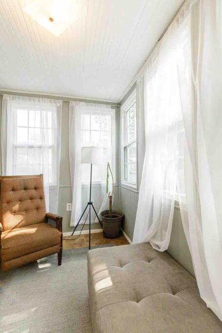 Delightful gingerbread in charming Lindenwood Park - Property Image 8