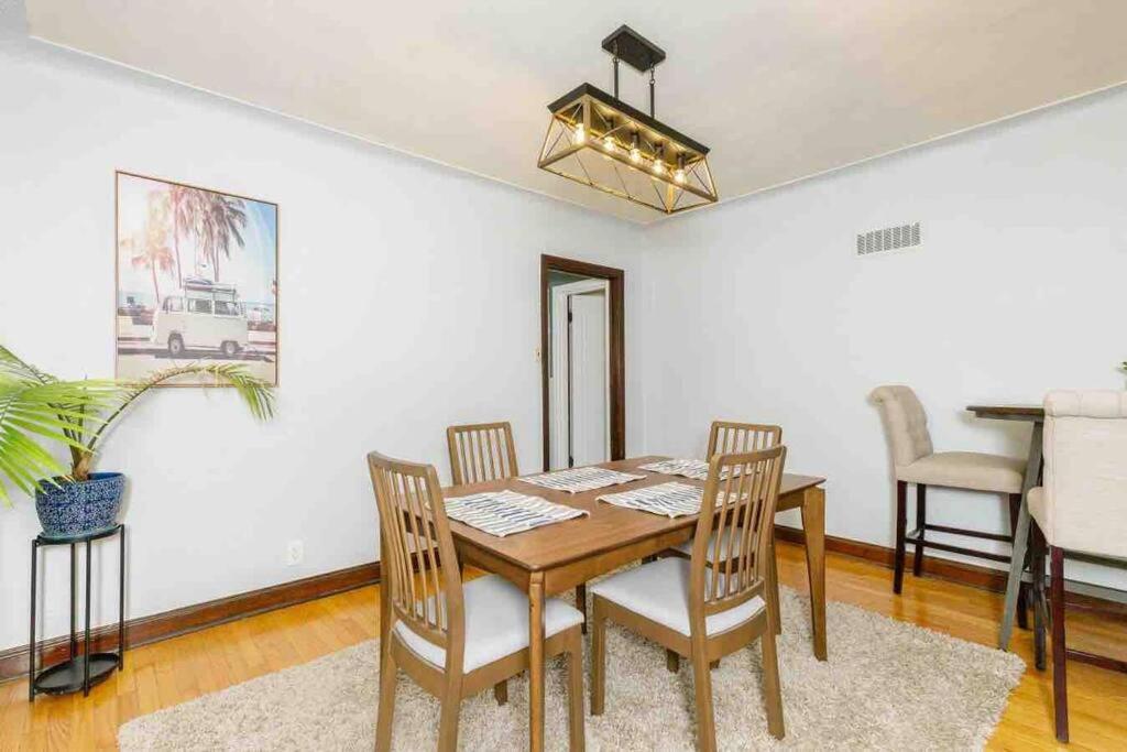 Delightful gingerbread in charming Lindenwood Park - Property Image 6