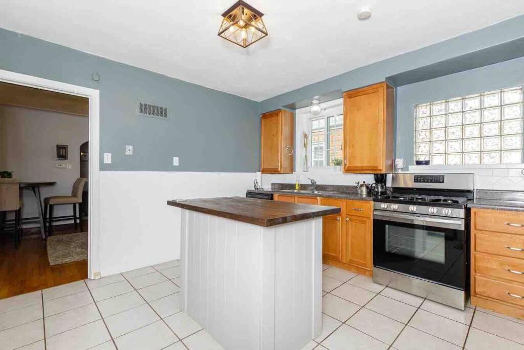 Delightful gingerbread in charming Lindenwood Park - Property Image 5