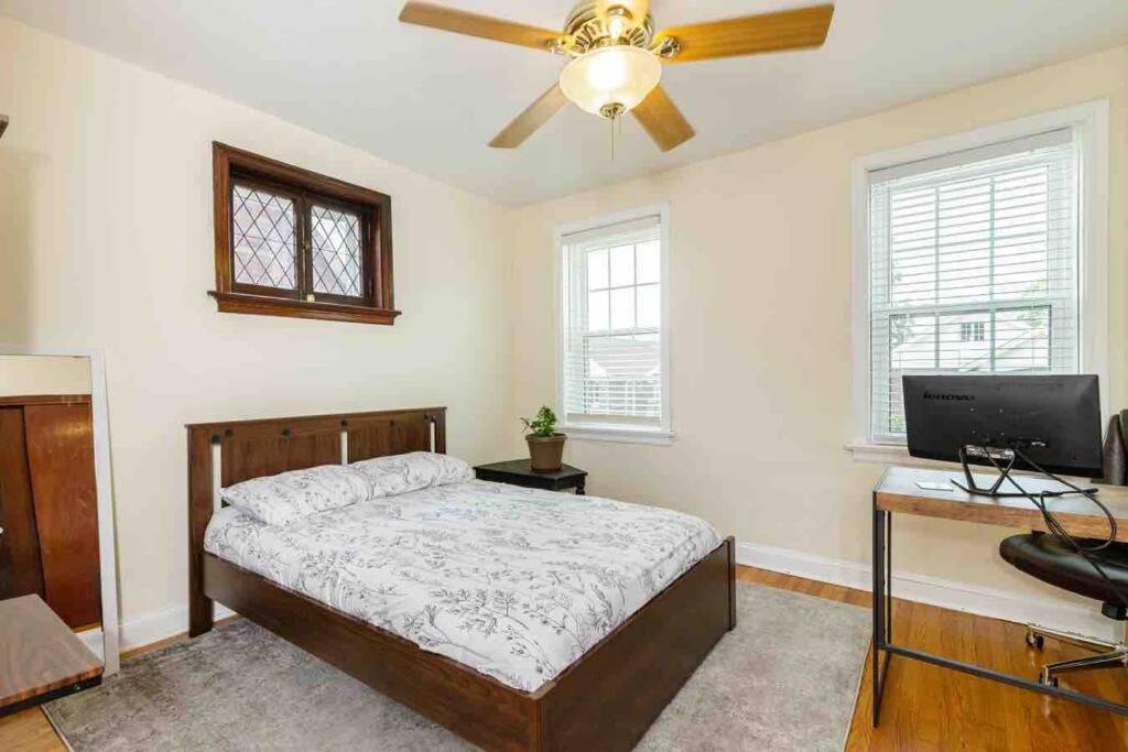 Delightful gingerbread in charming Lindenwood Park - Property Image 4
