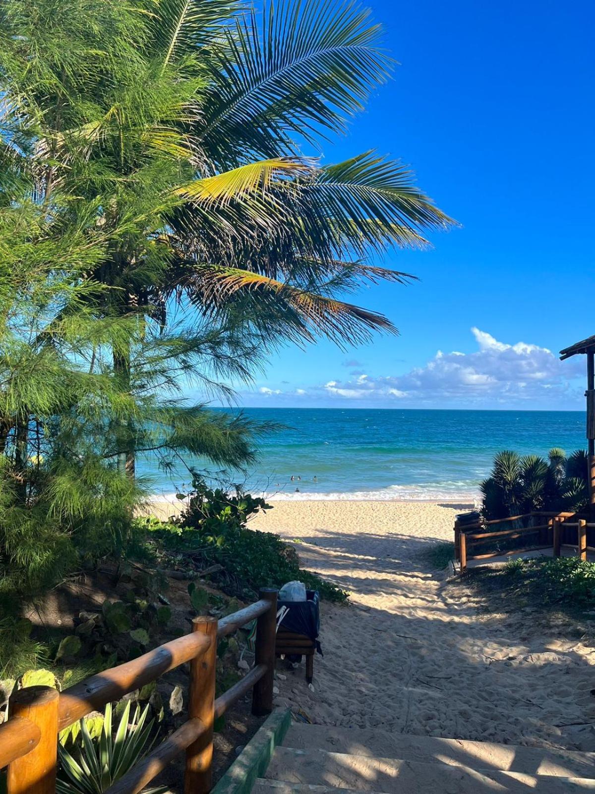 Cond Genipabu Club House a 900mts Praia Guarajuba com Jardim, 3 Quartos, Vagas de Garagem e Cozinha totalmente Equipada