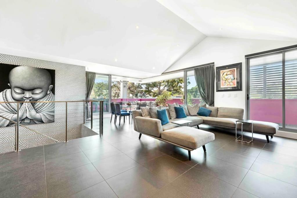 Modern spacious 3 bedroom penthouse in Enmore