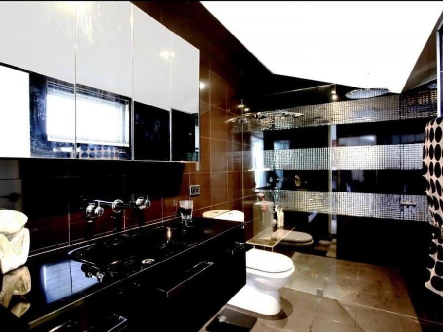 Modern spacious 3 bedroom penthouse in Enmore