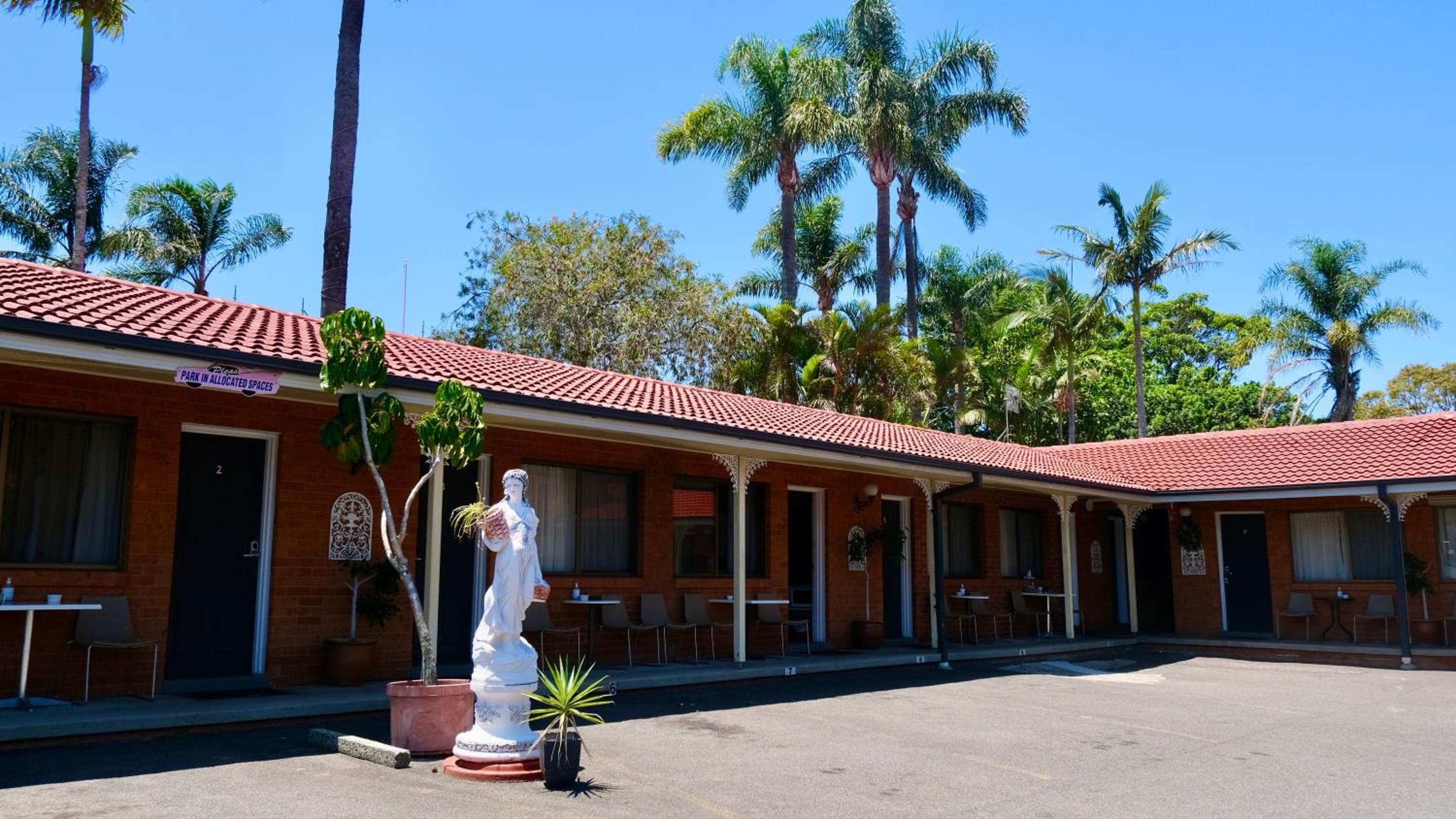 Sapphire Palms Motel