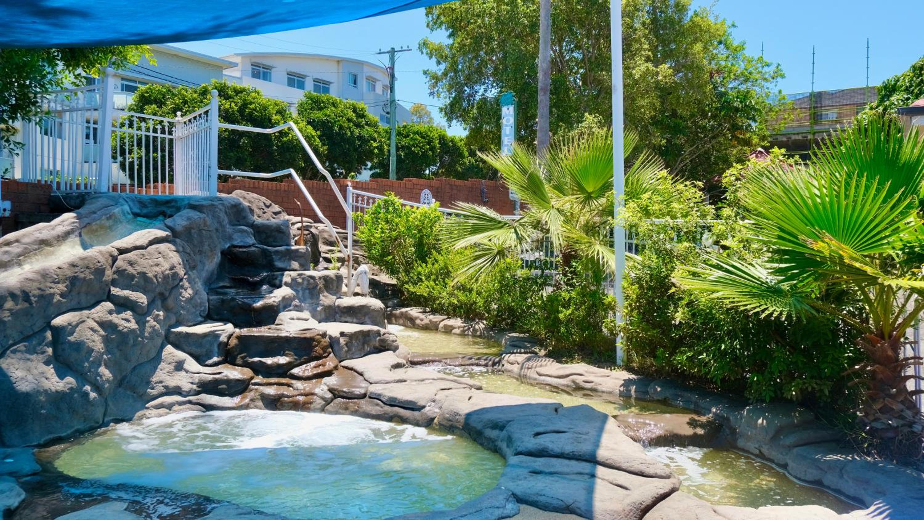Sapphire Palms Motel