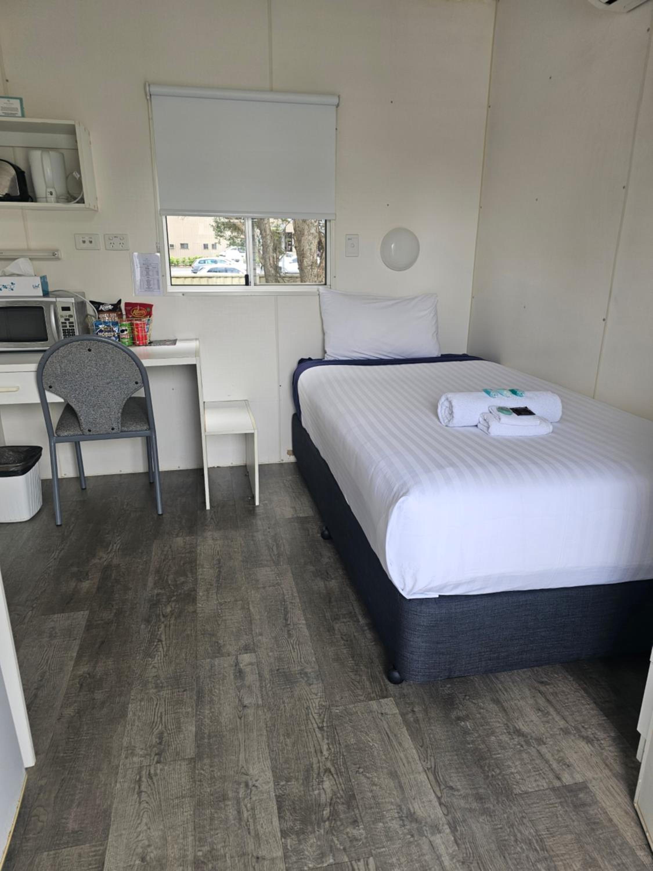 Hive Hotel, Moruya