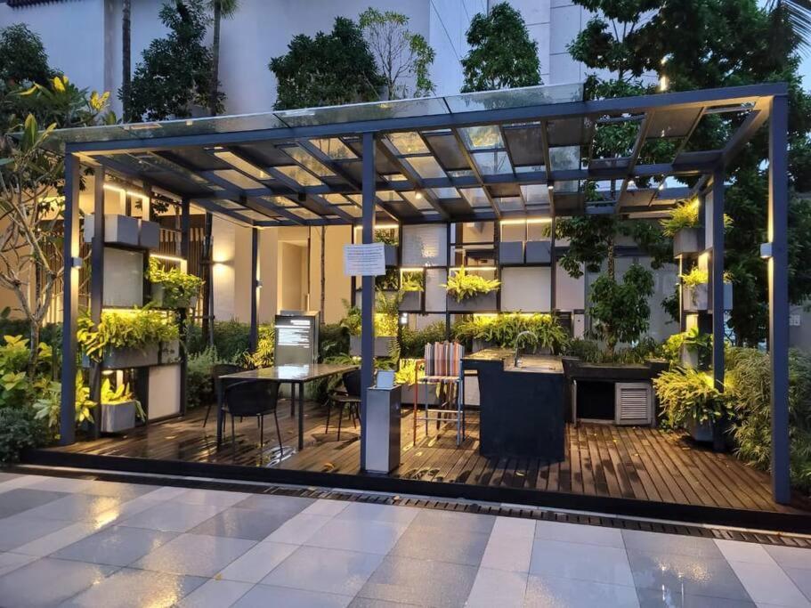 A2502 Grand Medini Studio 100mbps Netflix By STAY photo 2