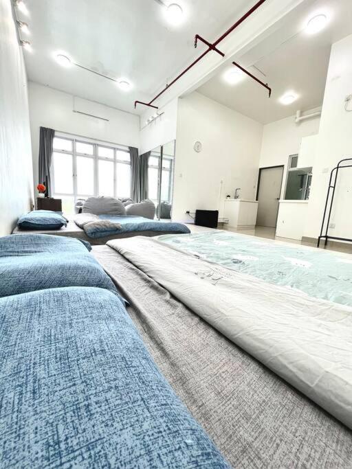A1501 manhattan Austin 3Queen BED Netflix By STAY