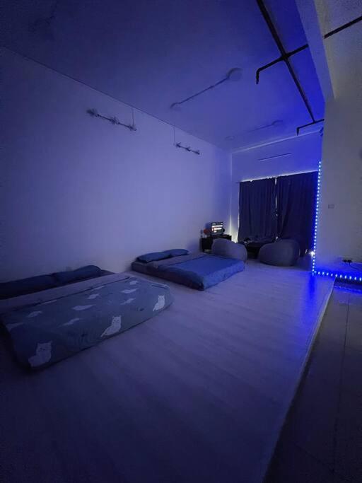 A1501 manhattan Austin 3Queen BED Netflix By STAY