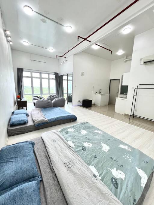 A1501 manhattan Austin 3Queen BED Netflix By STAY