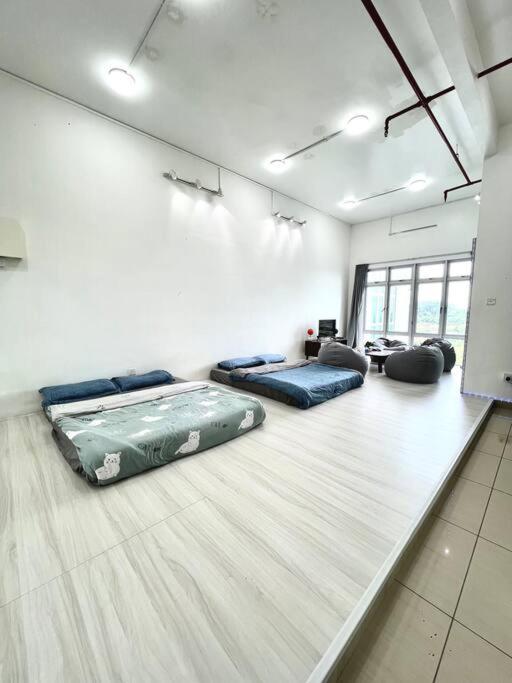 A1501 manhattan Austin 3Queen BED Netflix By STAY