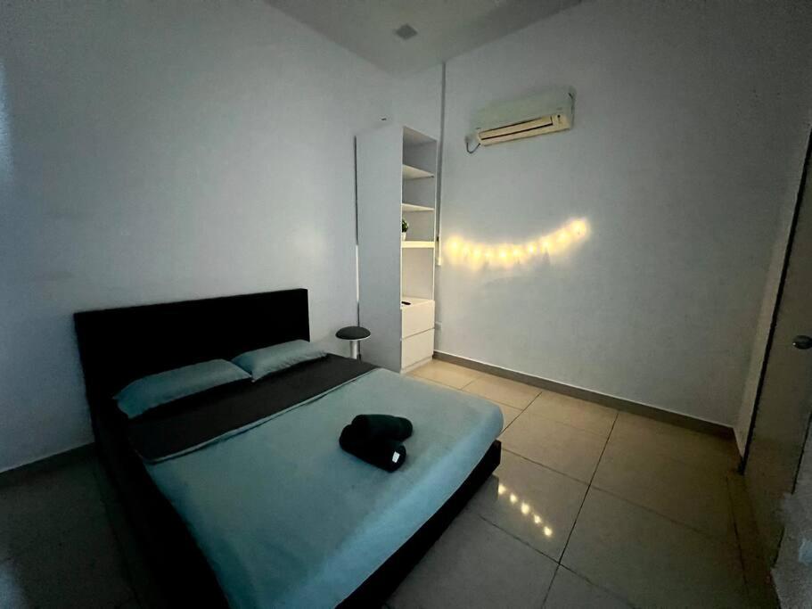 A1501 manhattan Austin 3Queen BED Netflix By STAY