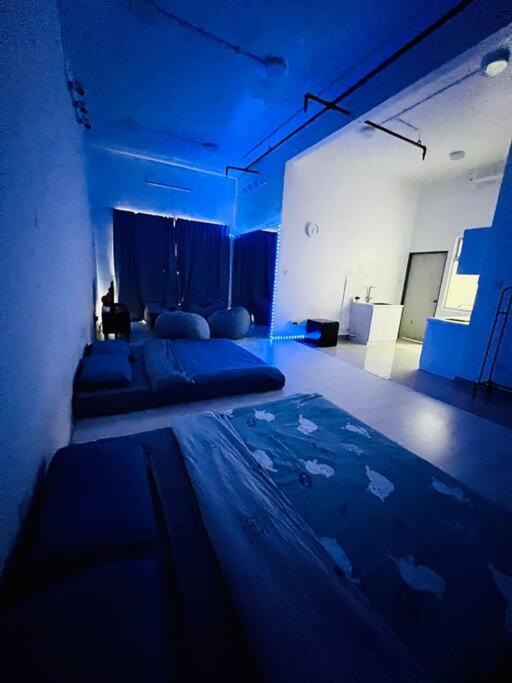 A1501 manhattan Austin 3Queen BED Netflix By STAY