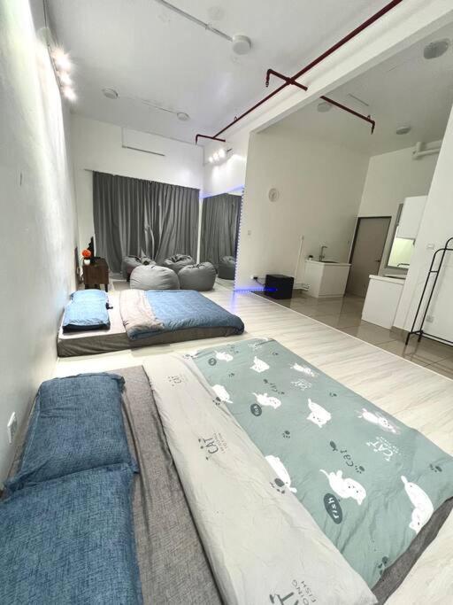 A1501 manhattan Austin 3Queen BED Netflix By STAY