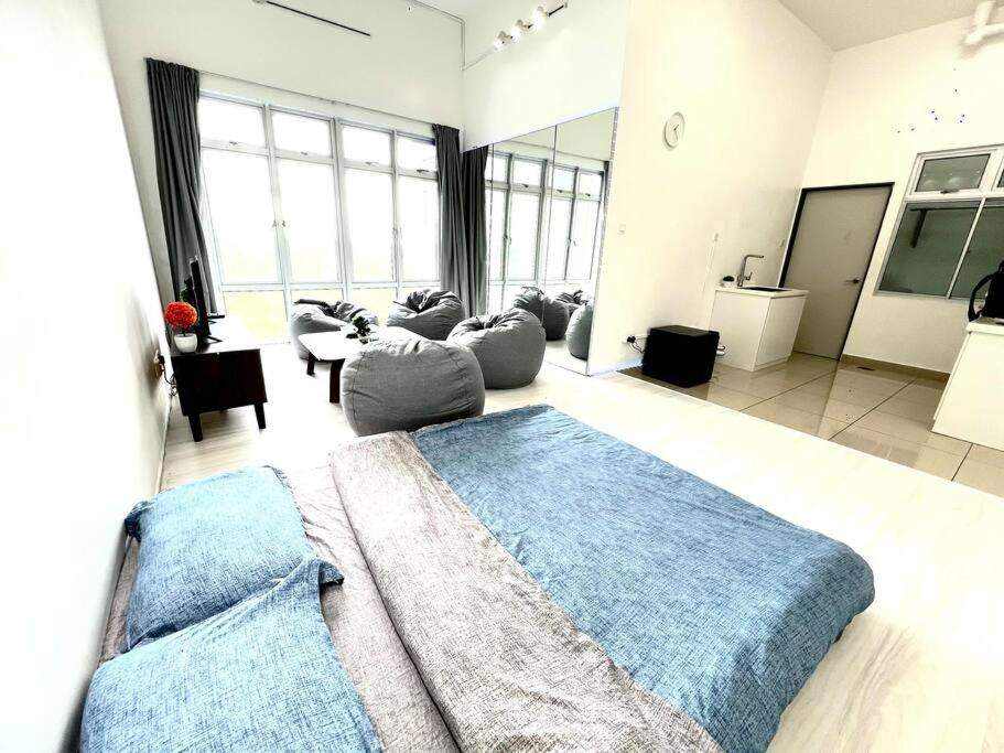 A1501 manhattan Austin 3Queen BED Netflix By STAY