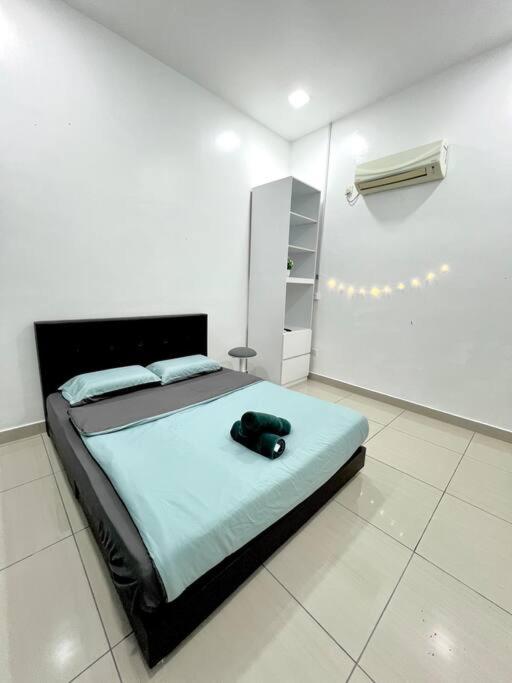A1501 manhattan Austin 3Queen BED Netflix By STAY