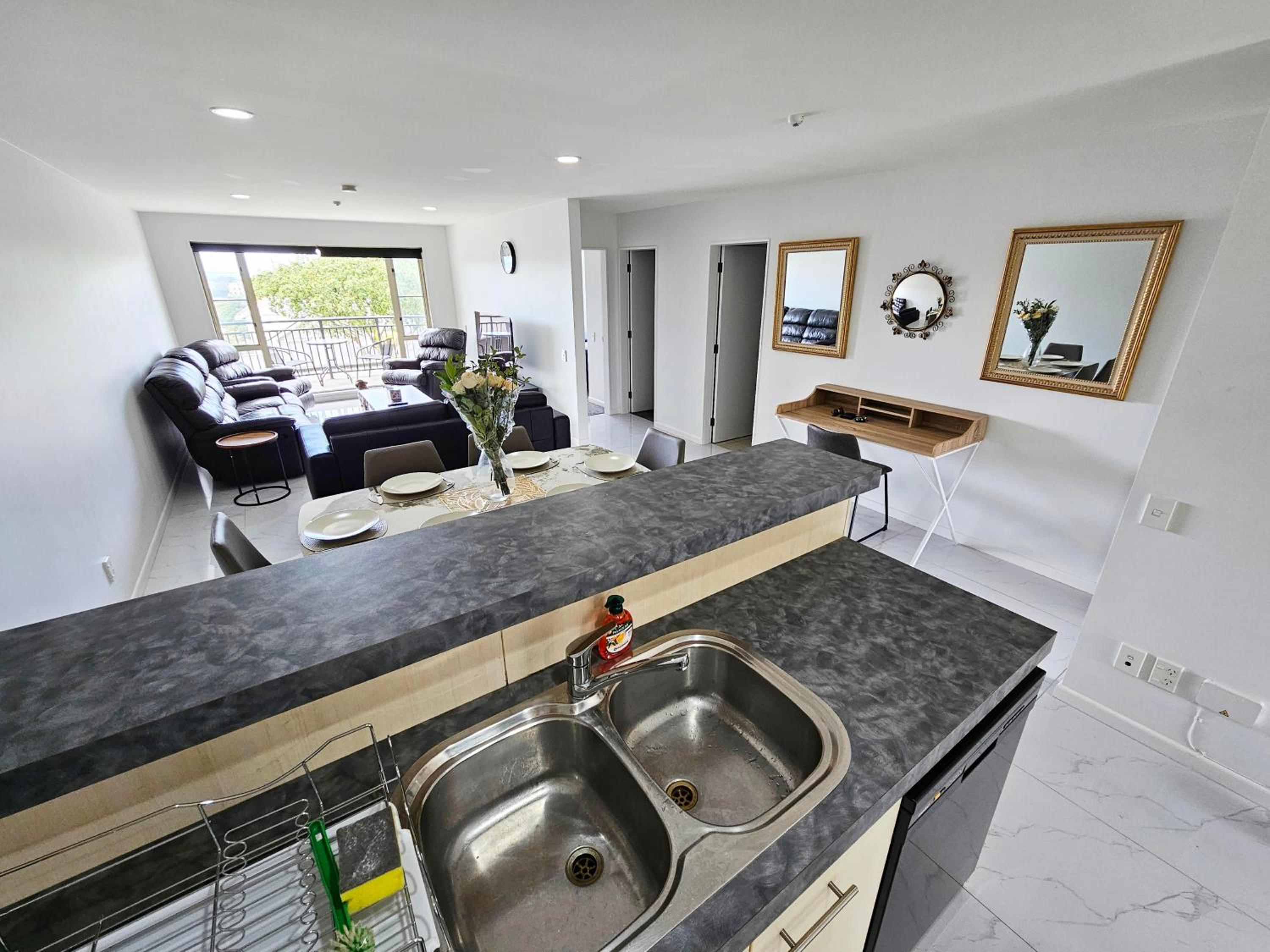 Spacious and Luxury, City Fringe Bliss! view 3