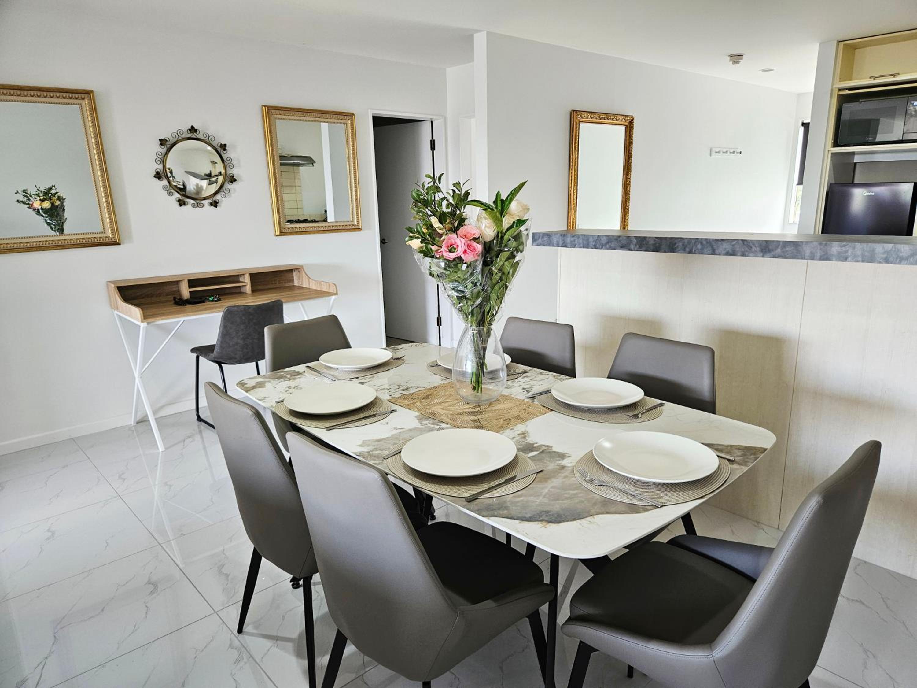 Spacious and Luxury, City Fringe Bliss! view 4