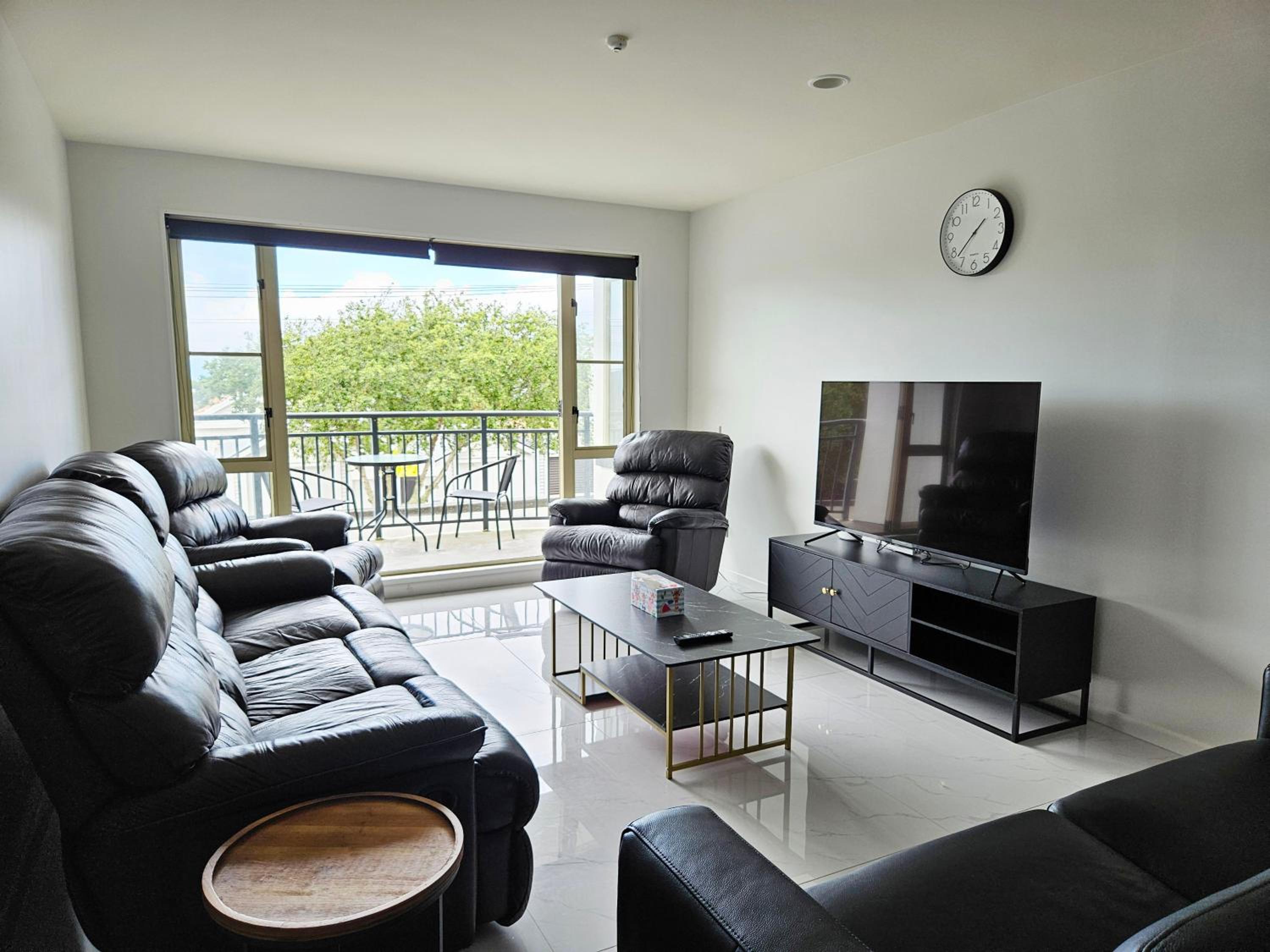 Spacious and Luxury, City Fringe Bliss! view 2