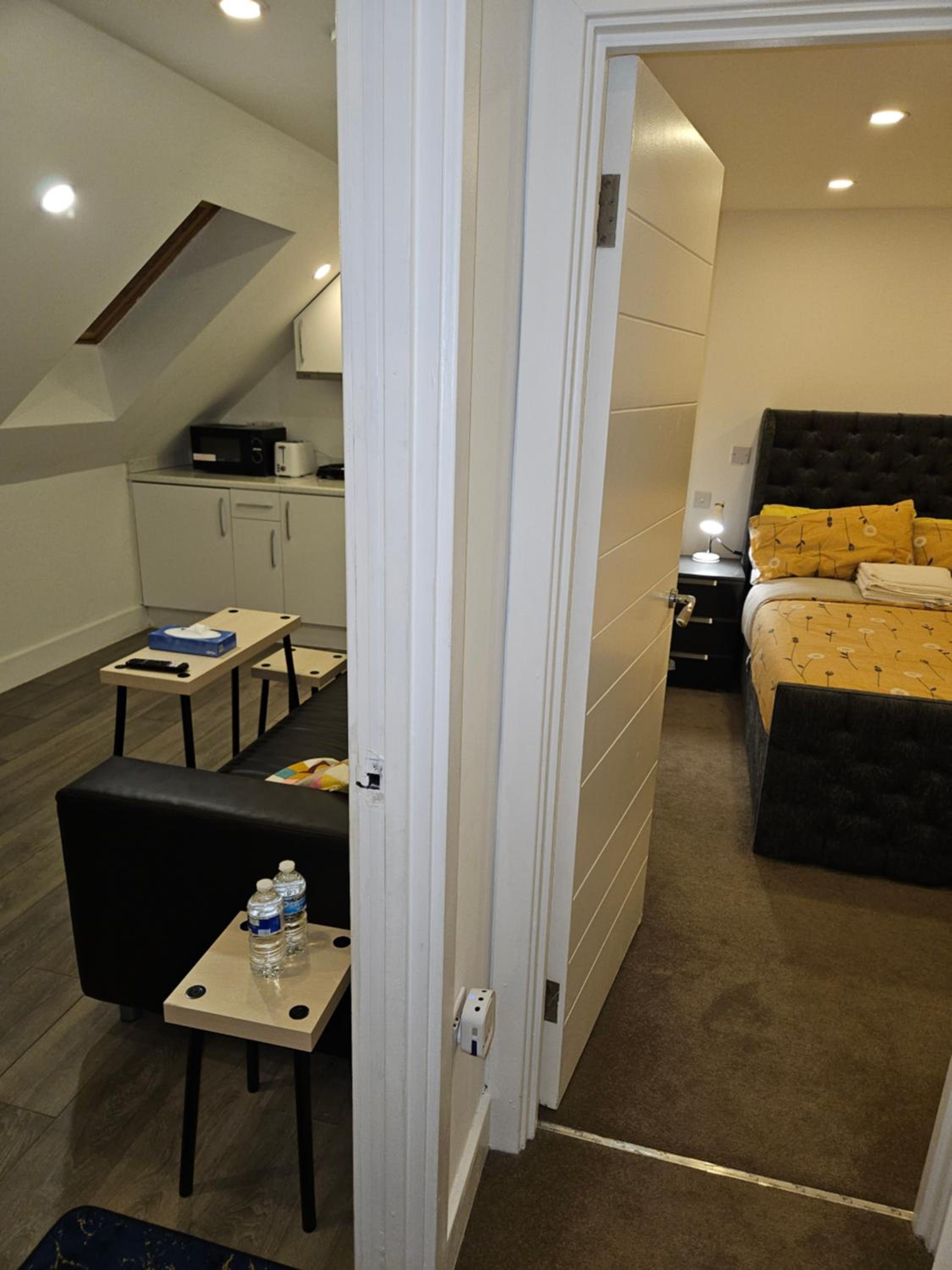 1 Bed Flat - Sleeps 2 - Pets - Garden - Parking
